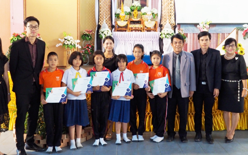 On March 9th, 2017, six students from Anuban Wat Prato School, Sisaket received Kids Certificates from DynEd and Teaching Toys Co., Ltd. at an awards ceremony.
